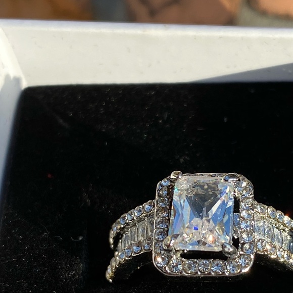 Beautiful Ring - Picture 5 of 9